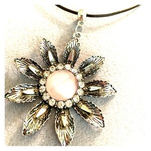 Beautiful cats eye flower pendant necklace  new